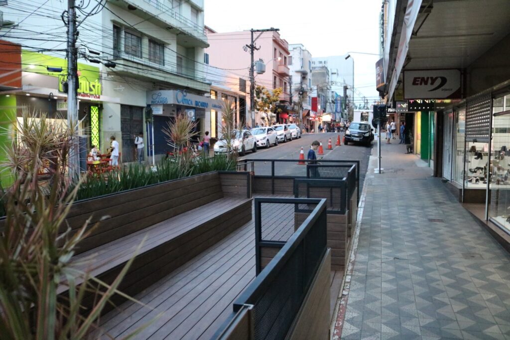 título imagem Após quatro anos, Parklet na segunda quadra da Rua Dr. Bozano é retirado por mau uso