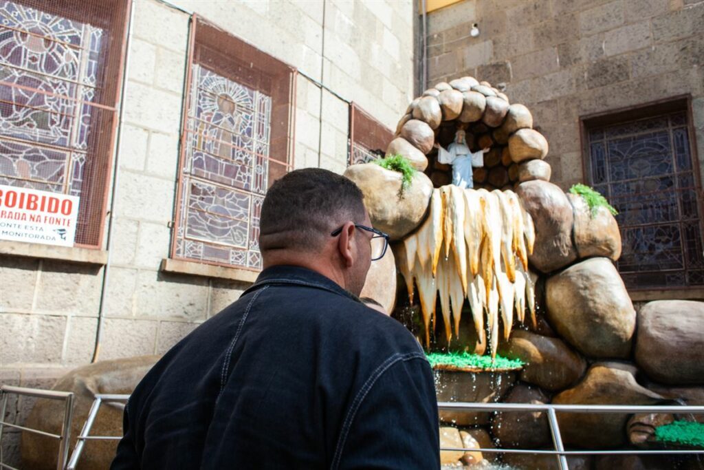 Primeiro réu da Kiss a voltar para Santa Maria após ser solto paga promessa a Medianeira