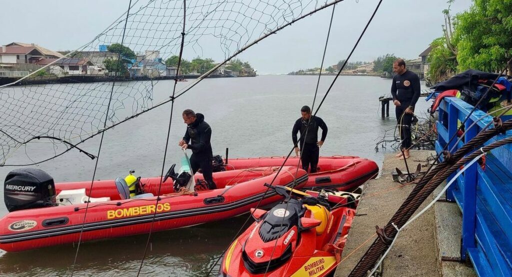 Ponte com 100 pessoas desaba entre Torres e Passo de Torres; veja imagens do momento da queda
