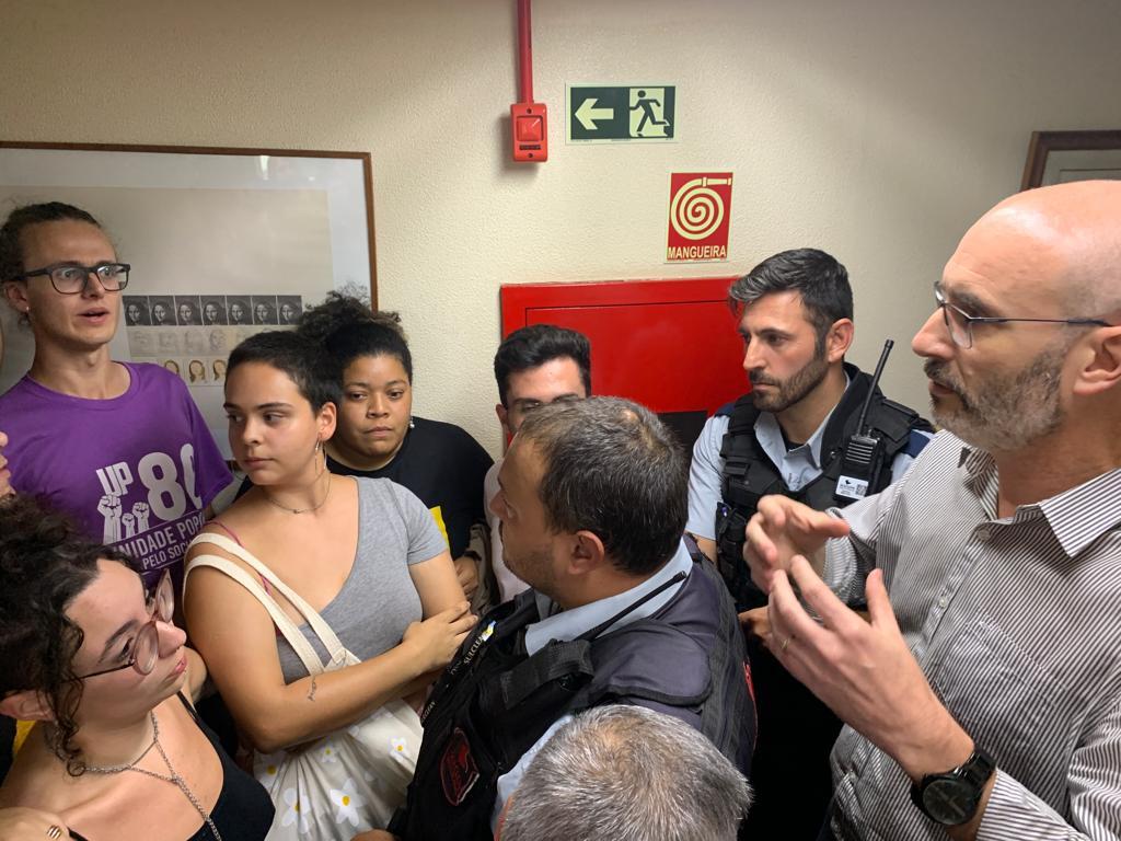 título imagem Reitor sai escoltado de prédio da UFSM após ocupação do DCE