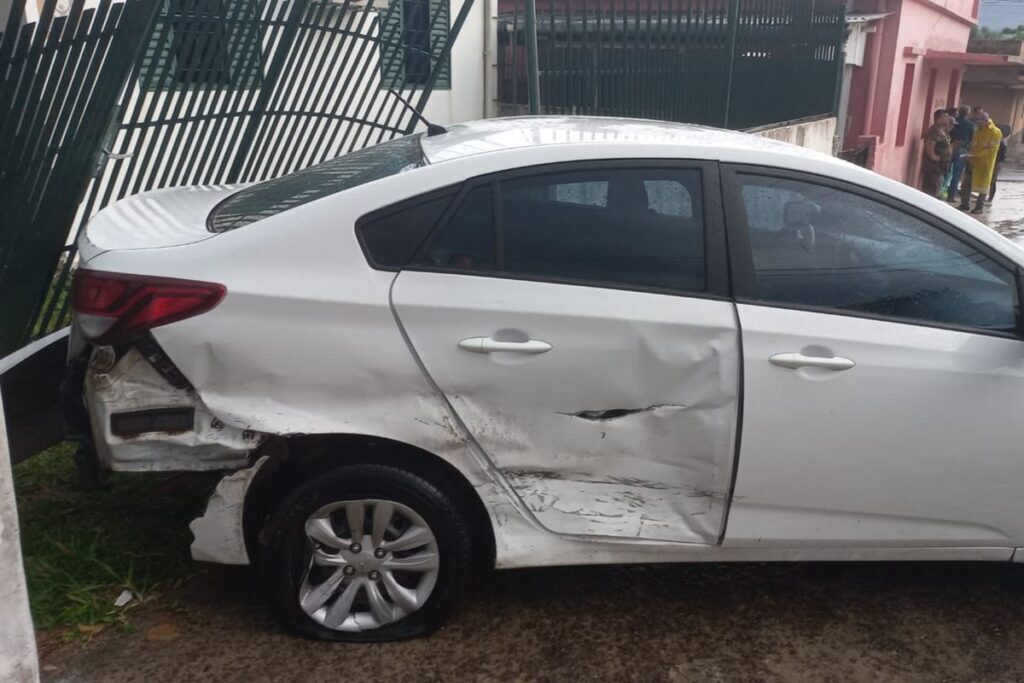 título imagem Veículo é arremessado contra portão de casa após colisão em Santa Maria