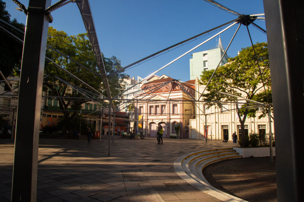 título imagem Começa a montagem da estrutura da 50ª Feira do Livro na Praça Saldanha Marinho