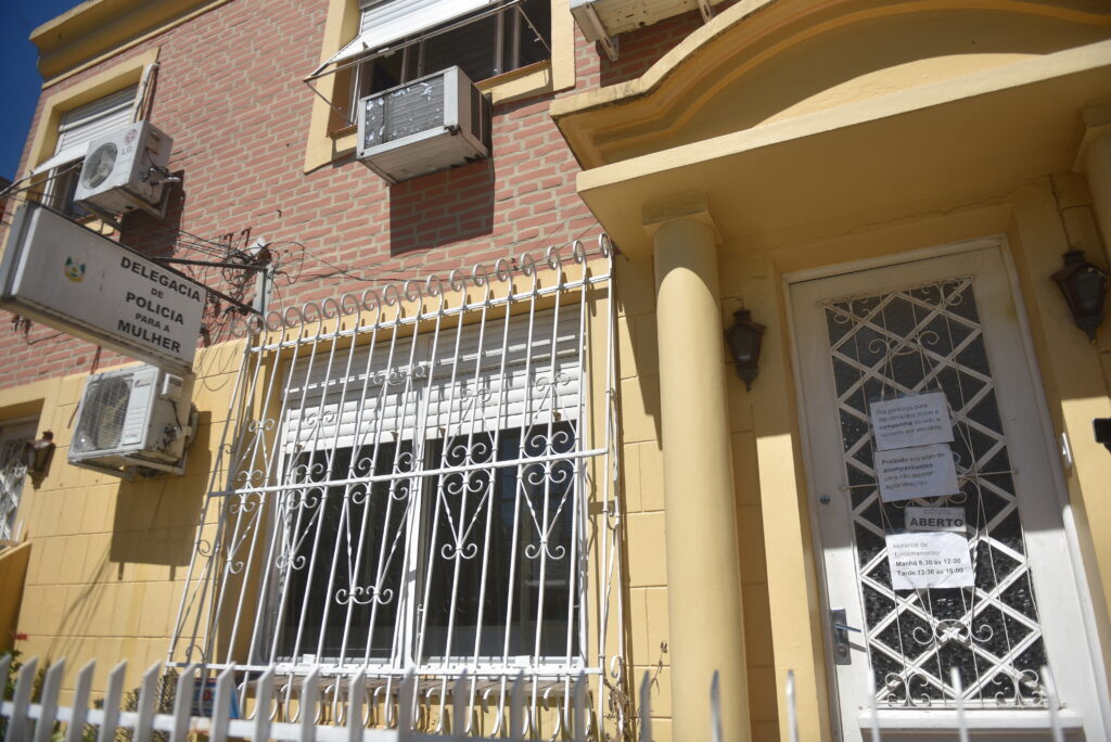 título imagem Violência doméstica: mulher pede socorro no 190 após ser ameaçada de morte pelo companheiro, e agressor é preso