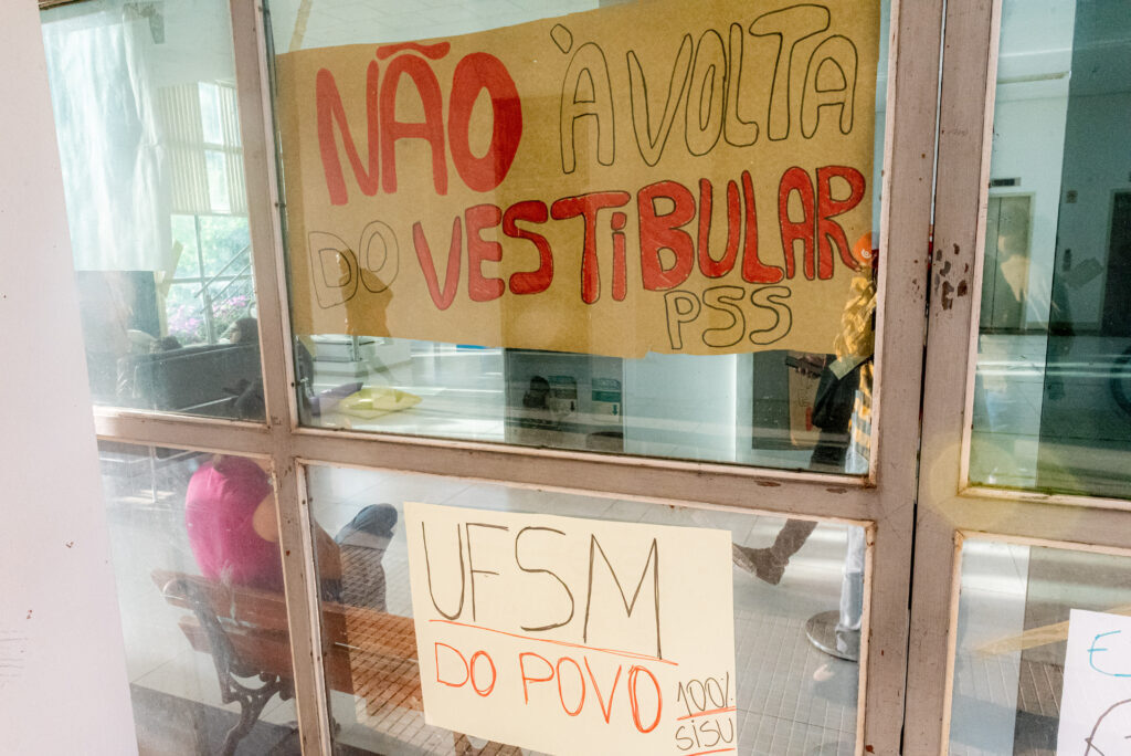 título imagem Por que o DCE é contra o vestibular como forma de ingresso na UFSM?