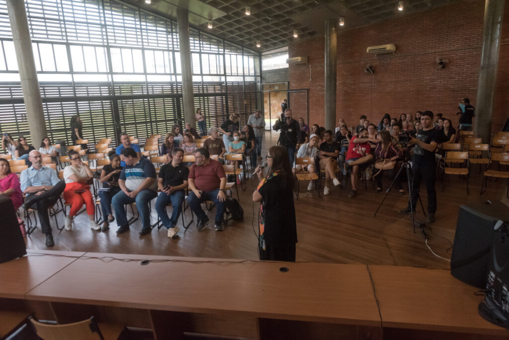 'Nossa proposta não é excluir o Sisu, mas que a universidade não perca a autonomia', diz reitor da UFSM em reunião com estudantes