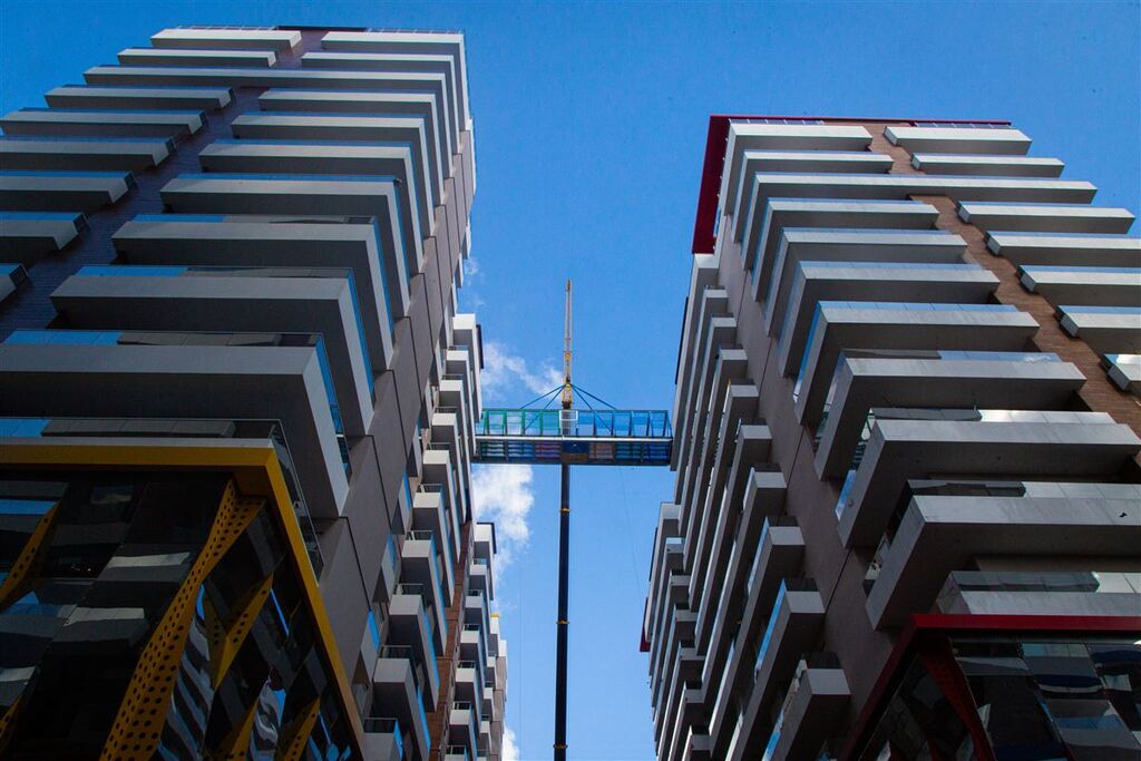 título imagem Passarela pesando quase 9 toneladas é instalada em condomínio de Santa Maria