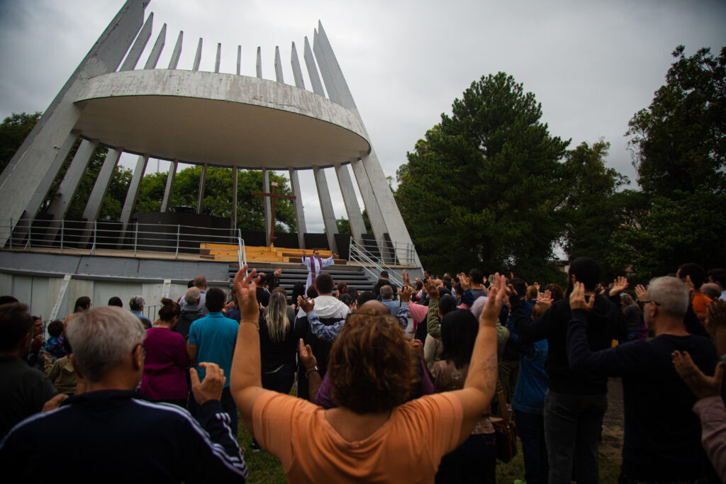 título imagem Fiéis acompanham a encenação da Via Sacra na manhã desta sexta-feira em Santa Maria