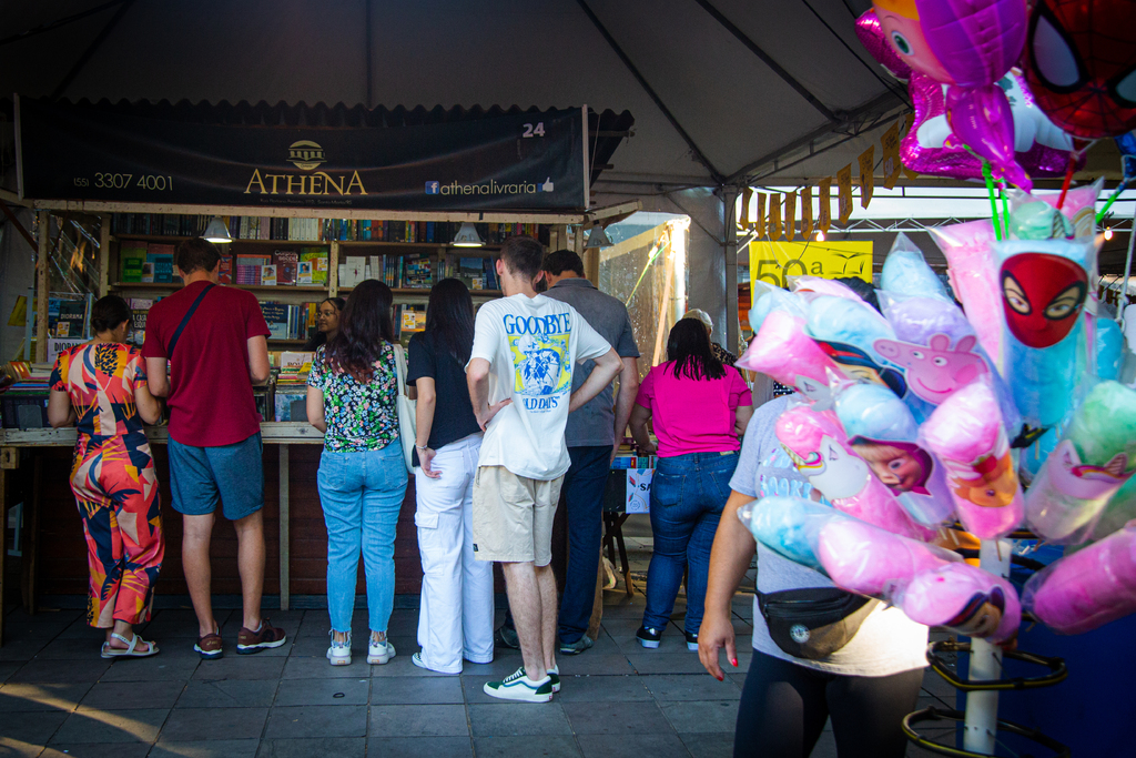 título imagem Primeiro fim de semana da 50ª Feira do Livro foi de calor e grande público na Praça Saldanha Marinho