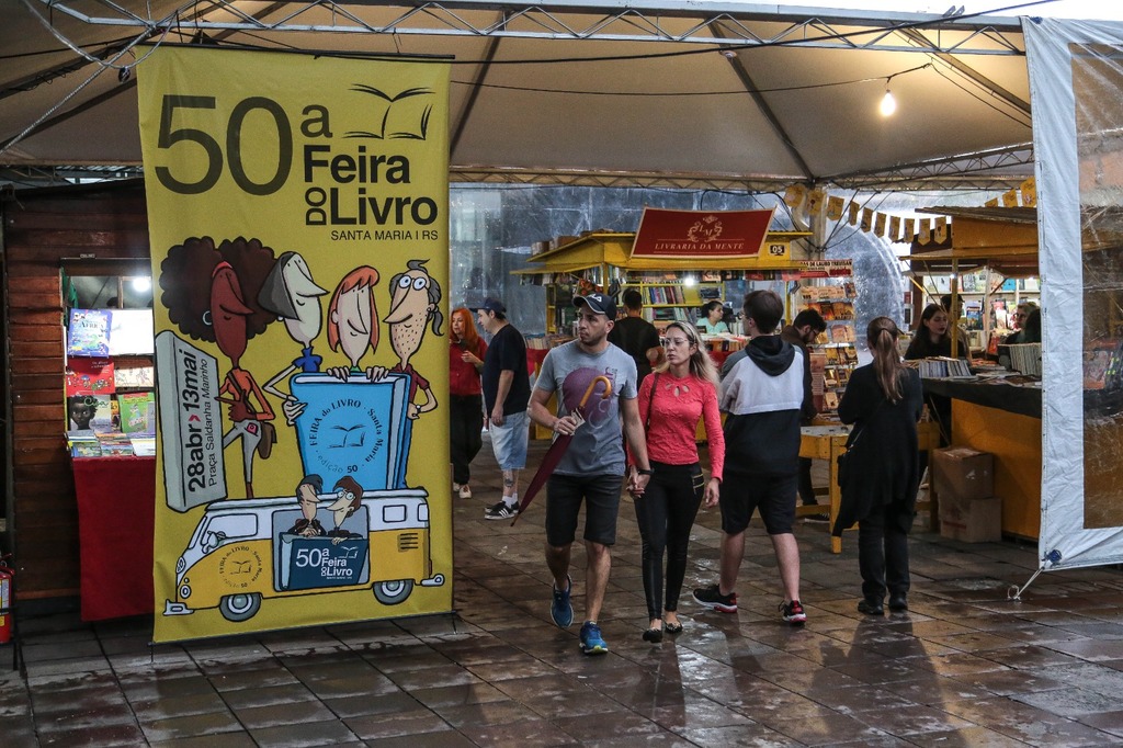 título imagem Chuva e discussões sobre literatura na internet e racismo marcam o quarto dia da Feira do Livro de Santa Maria