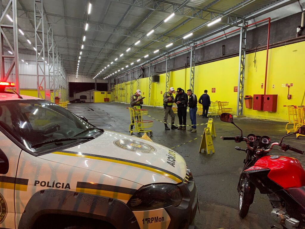 Homem é morto a facadas em estacionamento de supermercado em Santa Maria