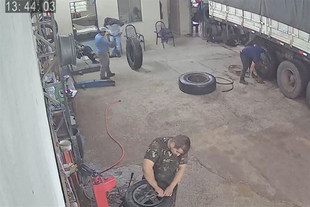 VÍDEO: Pneu explode e mata jovem em Santiago