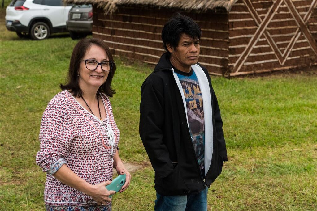 Galeria de imagens: A diretora da escola, Sirlete Bitencurt e o cacique da aldeia, Afonso da Costa