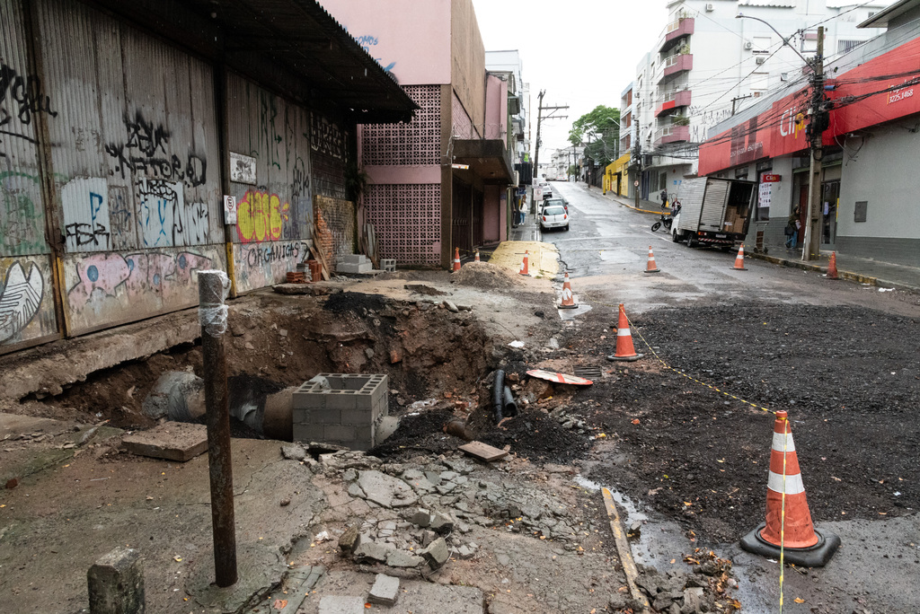 Bloqueio na Rua Astrogildo de Azevedo segue sem previsão de término