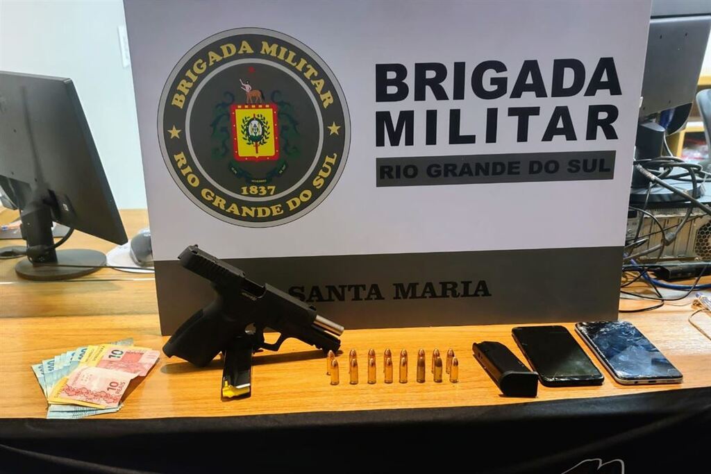título imagem Dupla que viria para Santa Maria para executar grupo rival é presa perto da rodoviária