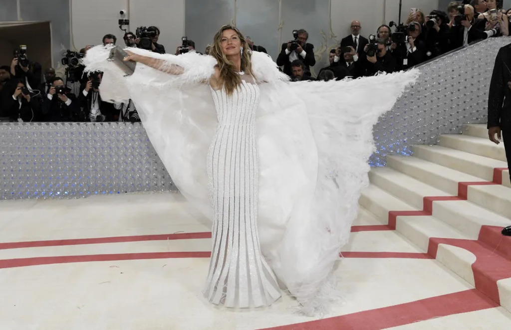título imagem Tendência: #lookdodia, MET Gala e dica da Netflix na coluna de Camila Cunha