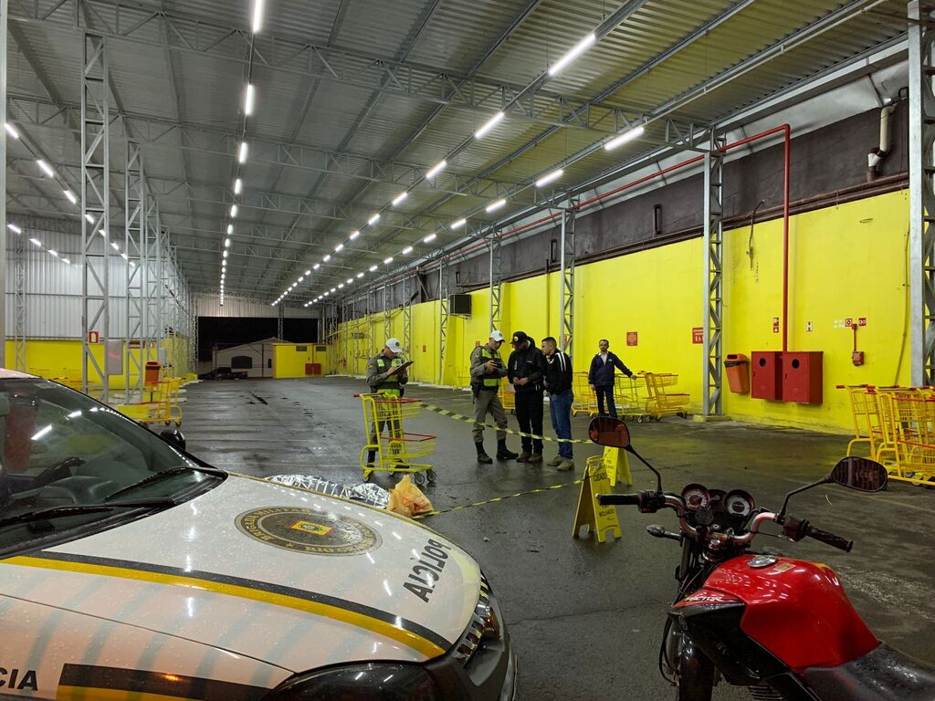 Foto: Lenon de Paula - Wagner Antunes Martins morreu no estacionamento do supermercado após ser golpeado com uma faca