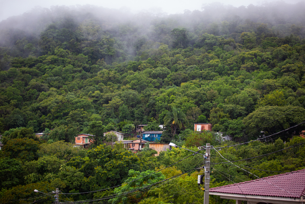 Com o grande volume de chuva, Defesa Civil monitora áreas alagadas e com risco de desmoronamento em Santa Maria