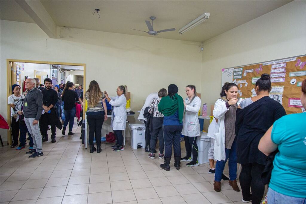 Vacinação com doses bivalentes para pessoas com 18 anos ou mais reúne grande público em Santa Maria