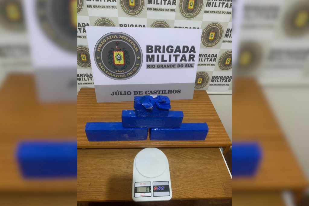 título imagem Trio é flagrado com quase três quilos de maconha dentro do carro em Júlio de Castilhos