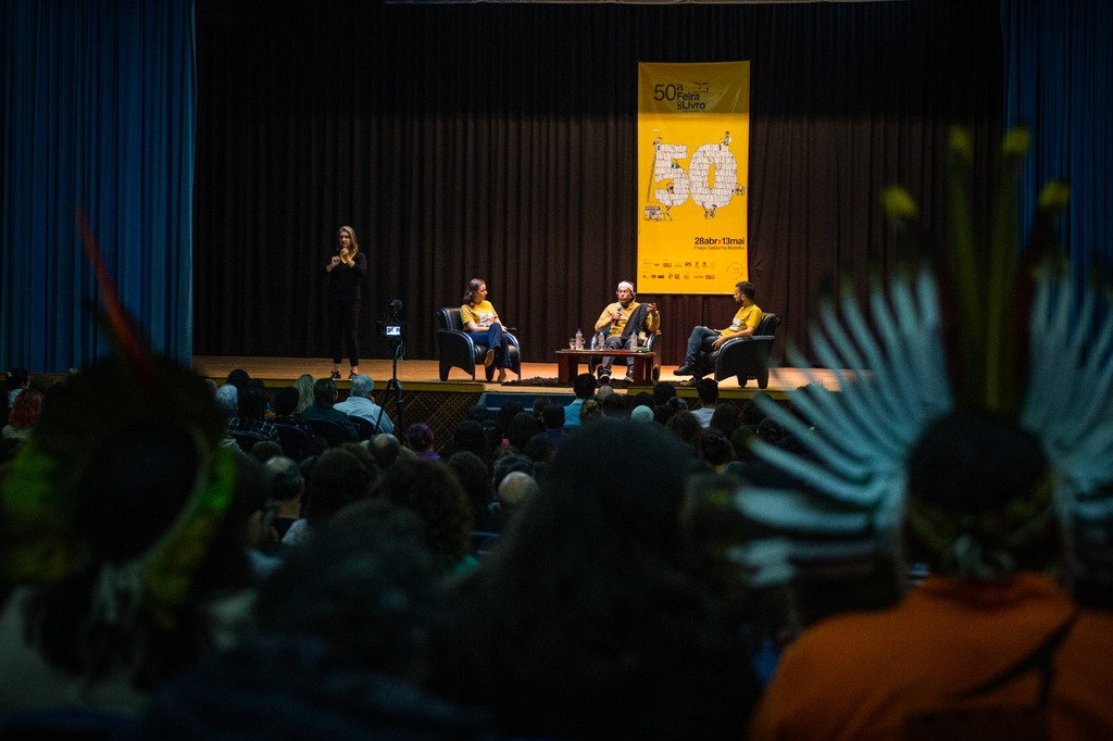 título imagem Escritor indígena Ailton Krenak propõe reflexões a auditório lotado na Feira do Livro
