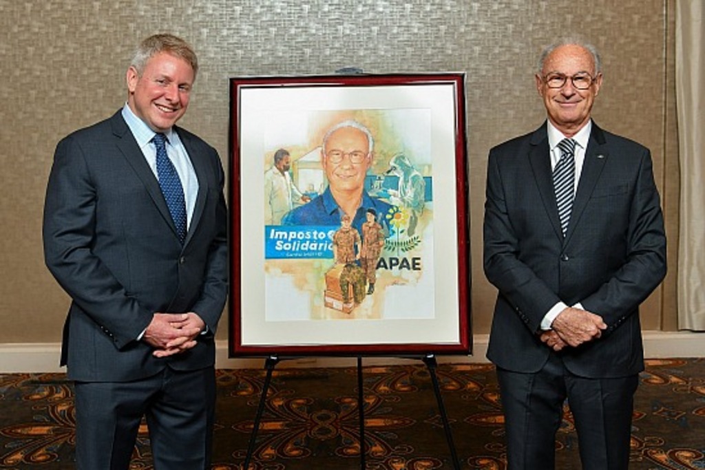 Divulgação - Henry Ford III (esq.) entregando o quadro comemorativo do Salute to Dealer para Carlos Costabeber (dir.), diretor geral da Superauto.