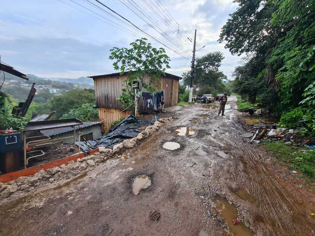 Morador precisa sair de casa devido a risco de deslizamentos no Bairro Itararé