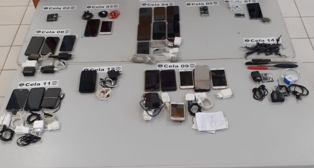 título imagem Revista e cumprimento de mandado em penitenciária de Santa Maria apreende eletrônicos, facas e drogas
