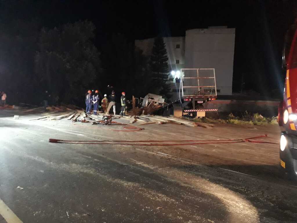 título imagem Colisão entre carro e caminhão deixa três mortos em Santa Maria