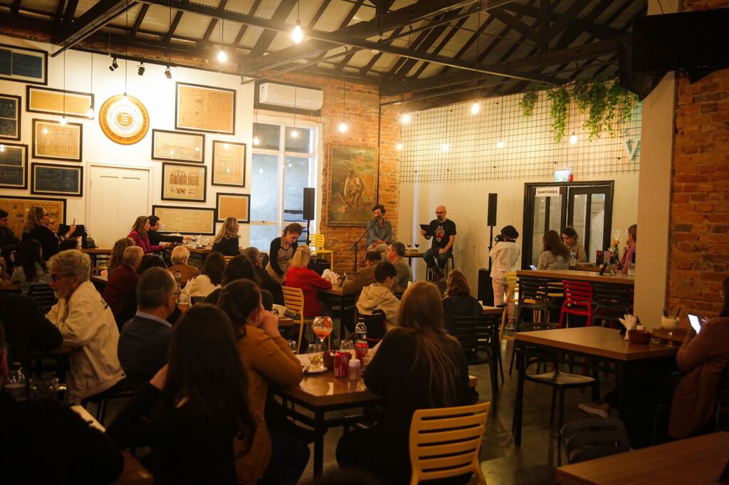 Destaques da Feira do Livro, os portugueses Afonso Cruz e Pedro Lamares participam de sarau de poesias na Vila Belga