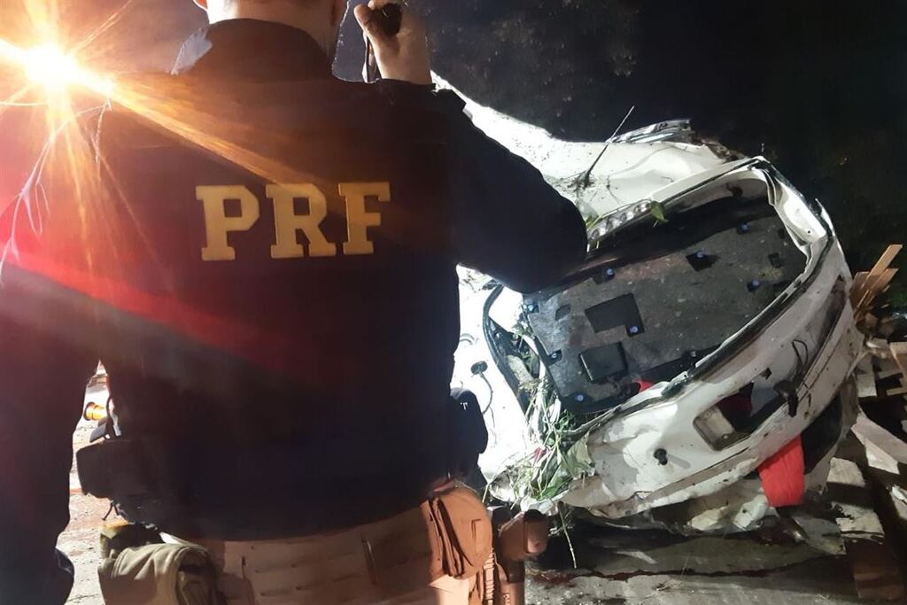 título imagem Identificadas as três vítimas de acidente envolvendo carro e carreta na BR-158 em Santa Maria