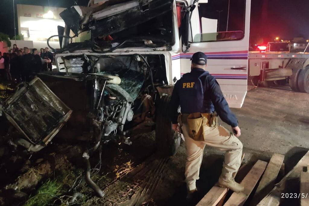 título imagem Caminhoneiro envolvido em acidente com três mortes é solto pela Justiça; investigações avaliam falhas na rodovia
