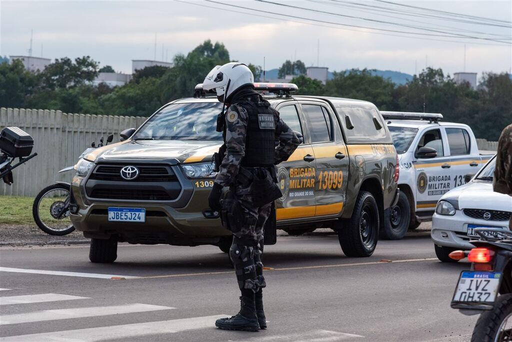 título imagem Após denúncia, polícia frustra plano de homicídio, prende três e apreende armas e drogas em Santa Maria