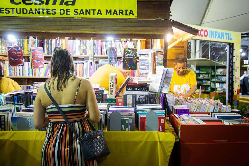 título imagem Últimos dias de Feira do Livro, Feira Pop-Up, Especial Beatles e muitas outras opções para curtir o final de semana