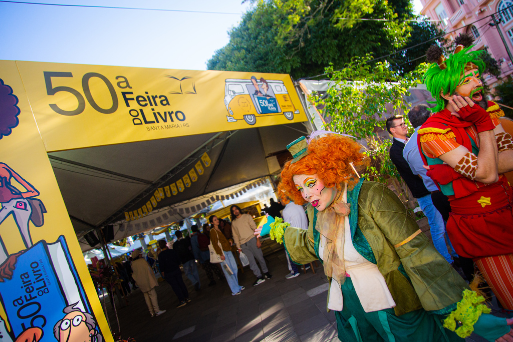 título imagem Com tempo firme e ensolarado, último dia da Feira do Livro tem movimento intenso e grande público