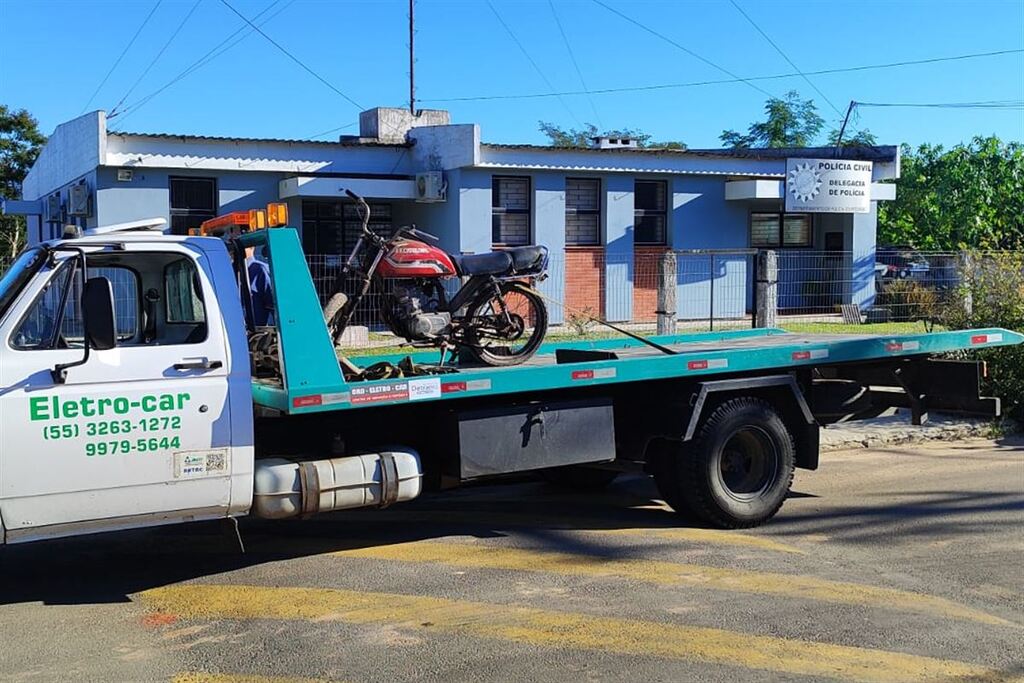 título imagem Durante abordagem com moto irregular, suspeito diz que já matou pessoas para tentar intimidar policiais
