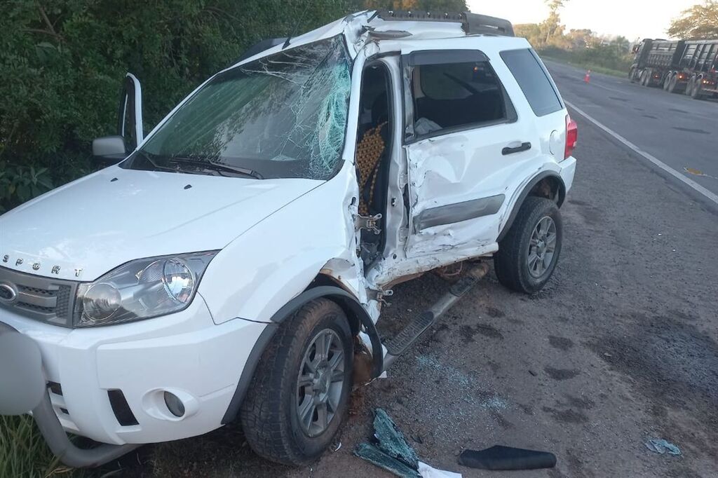 Duas pessoas ficam feridas em acidente entre carro e caminhão em Santa Maria