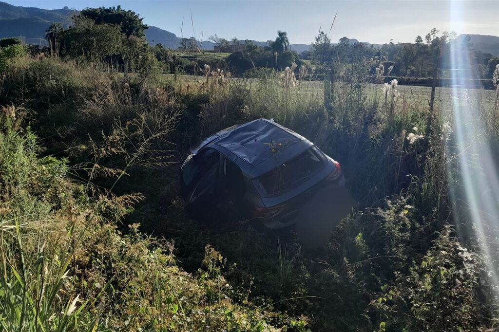 Ao realizar ultrapassagem motorista perde o controle e sai da pista e capota em cidade da região