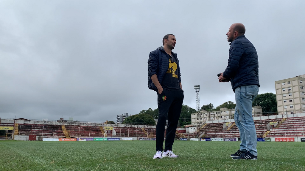 Foto: Vinicius Machado - Tiago e Marcos conversando no Estádio Presidente Vargas
