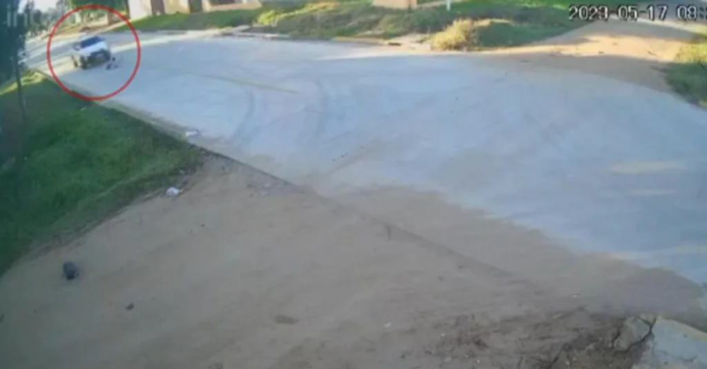 título imagem Bebê é atropelado por carro ao engatinhar pelo meio da pista em Itaqui