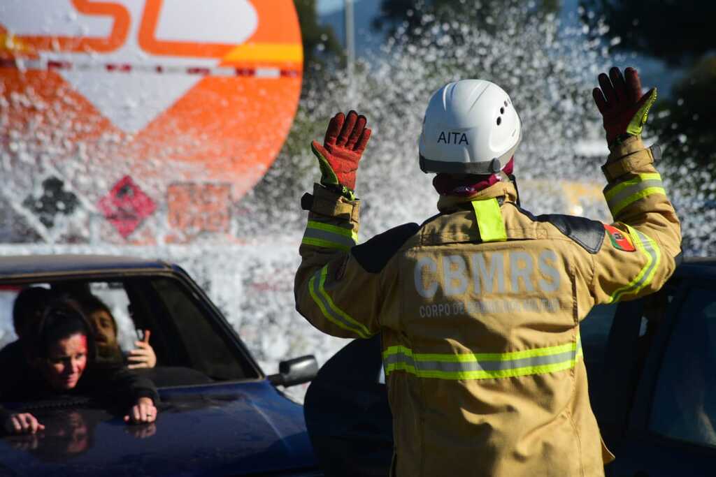 título imagem Simulação na RSC-287 demonstra acidente com vazamento de produto perigoso