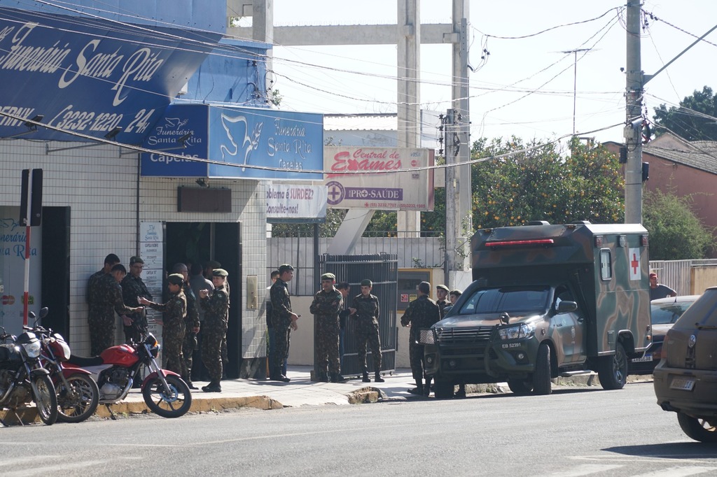 título imagem Casal assassinado a tiros é sepultado na manhã desta quinta em São Gabriel