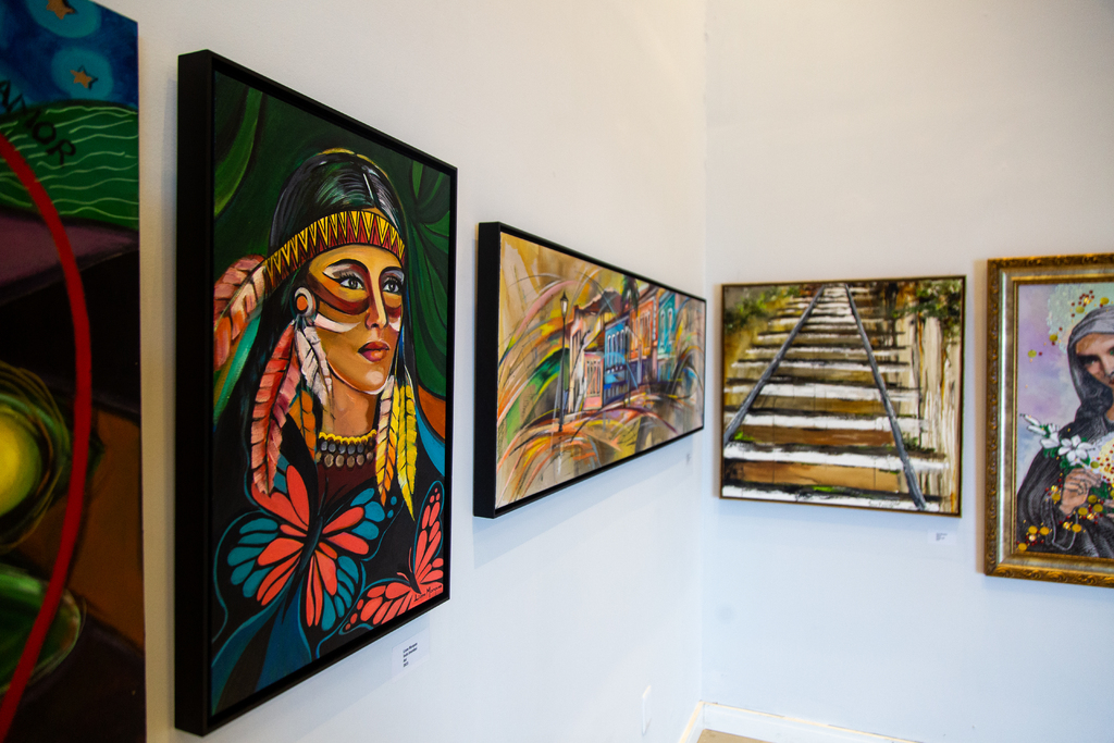 título imagem 30 artistas celebram Santa Maria em exposição no Shopping Praça Nova