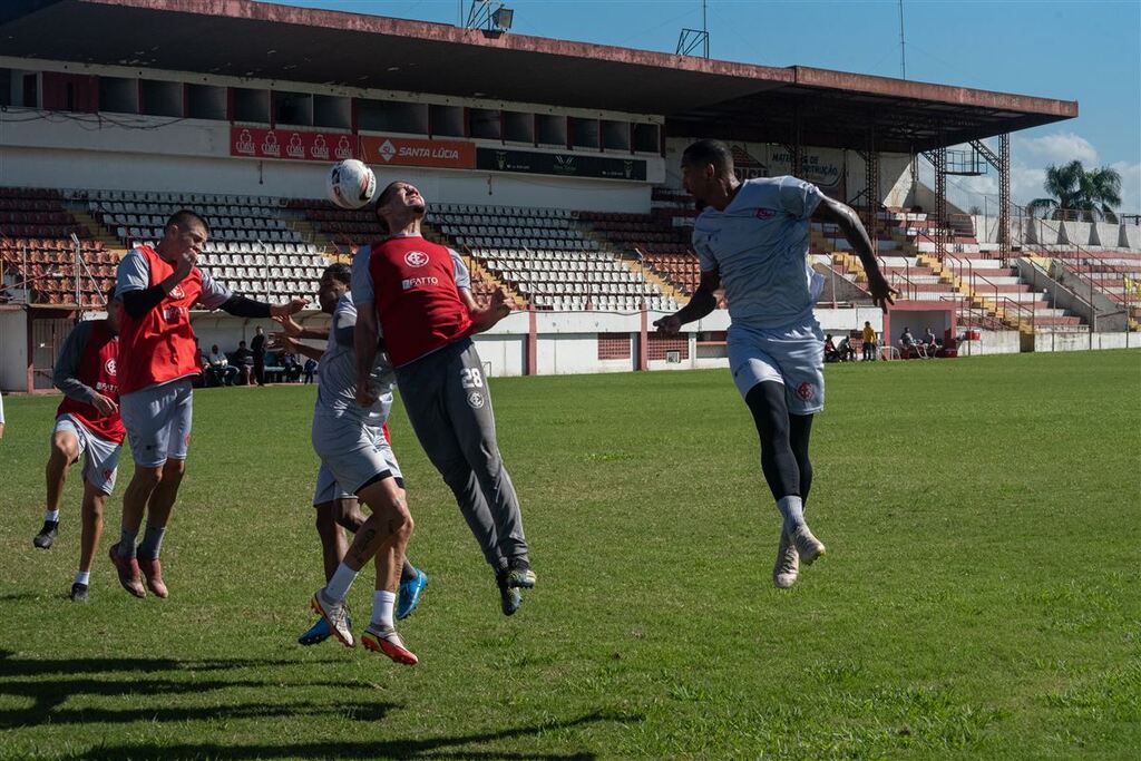 título imagem Para se manter no G-4, Inter-SM recebe o Bagé neste domingo