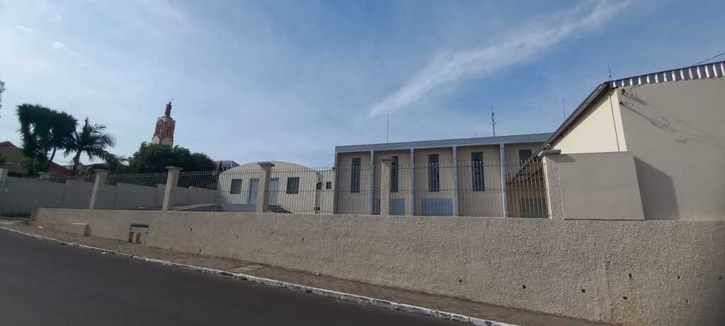 título imagem Adolescente é apreendido e liberado após dar seis facadas em homem em quadra de futebol