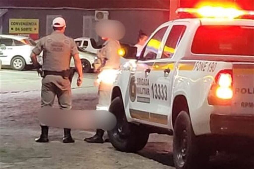 título imagem Homem fica ferido após ser atingido a socos e chutes na cabeça em cidade da região