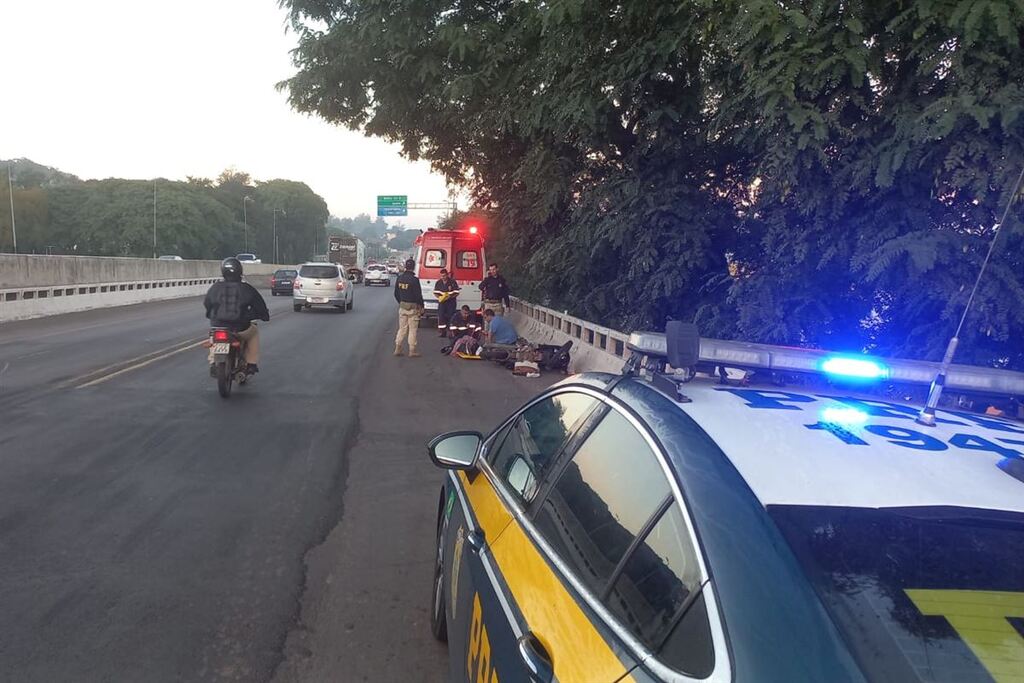 Motociclista colide na lateral de caminhão em Santa Maria e fica levemente ferida