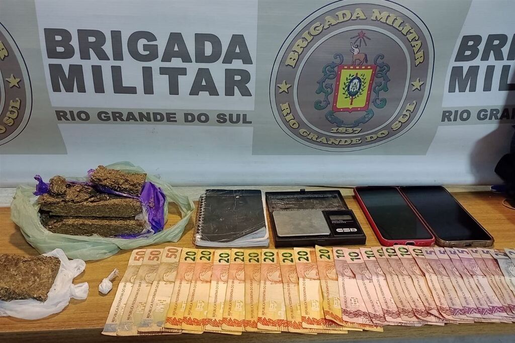 Dupla é detida por tráfico de drogas após denúncia anônima