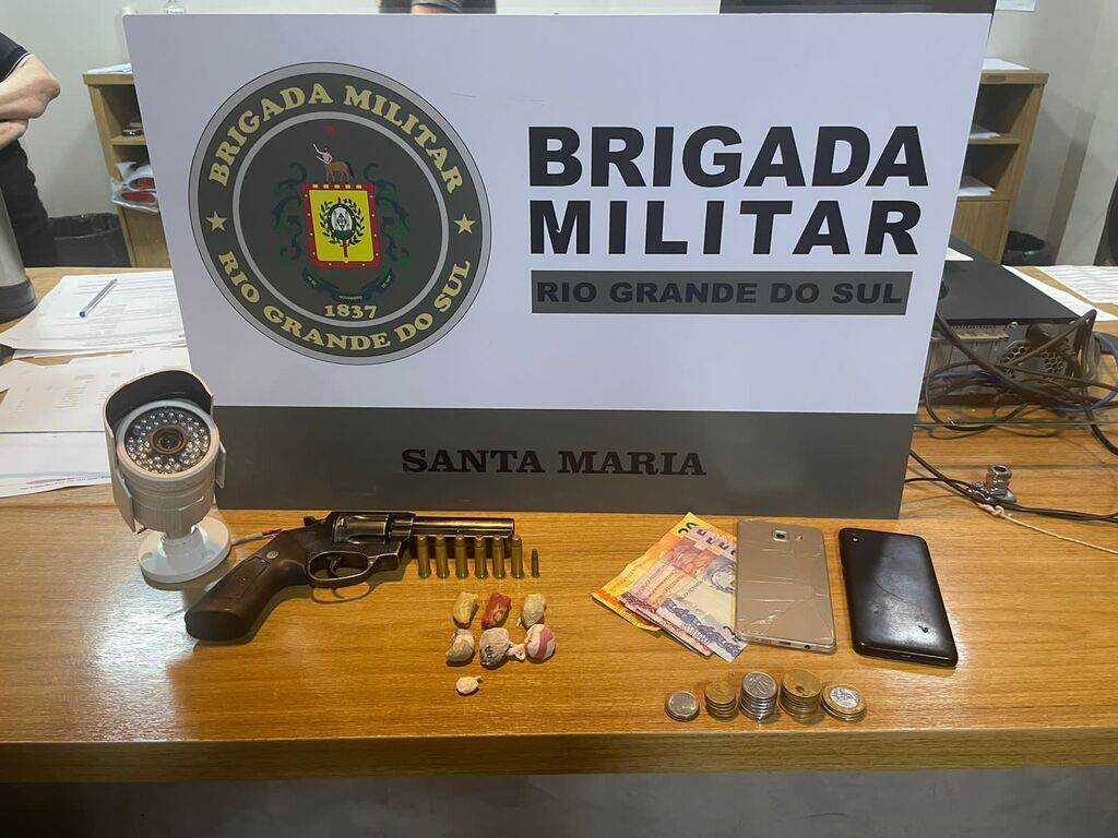 Traficante joga droga no vaso, da a descarga, mas dupla acaba presa em Santa Maria