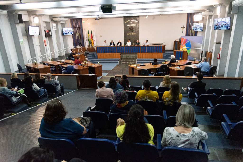 Fórum debate gestão de resíduos sólidos e trabalho de catadores de recicláveis em Santa Maria