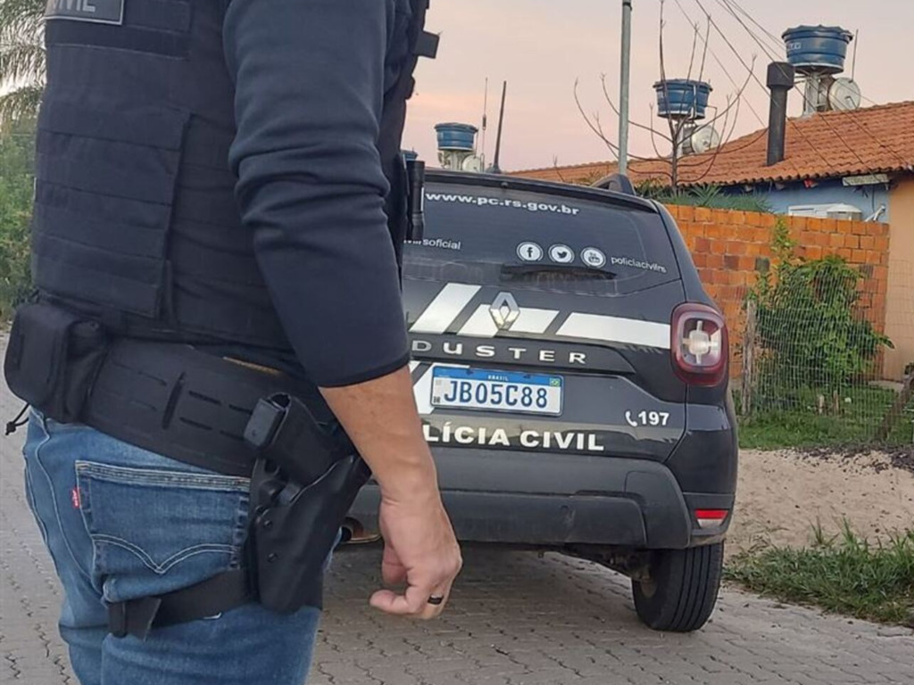 Criminosos que estariam extorquindo moradores e exigindo dinheiro ou as residências das vítimas são presos pela Polícia Civil